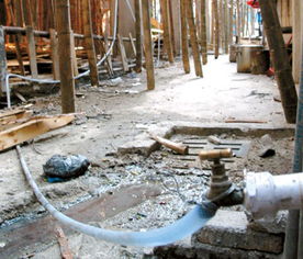 堅決查處搶建工地偷水施工 規(guī)范建筑勞務分包行為
